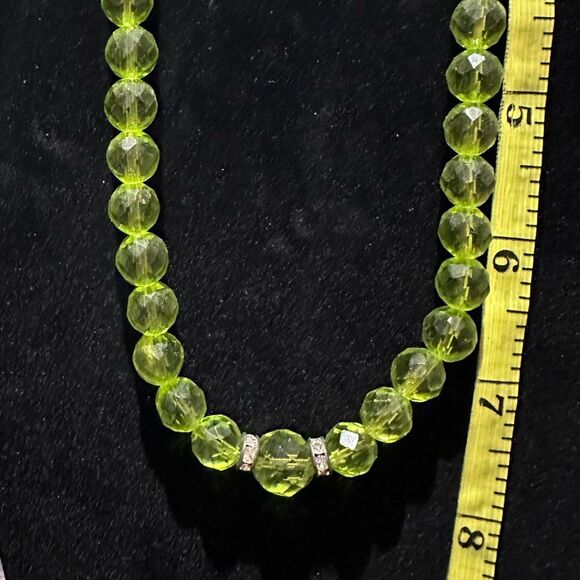 Brilliant green beaded necklace bracelet & earring set - Picture 3 of 3